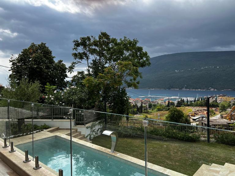 Modern 4BR & 3BR Villa with Pool, Near Portonovi - B&B Kumbor