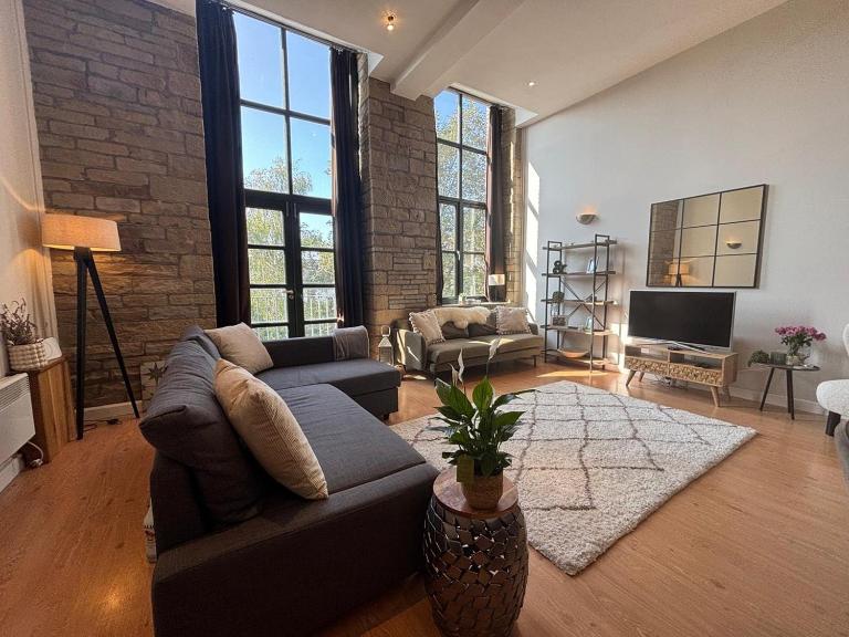 Stylish 3-Bedroom Mill Conversion near Leeds - Bed and Breakfast Apperley Bridge