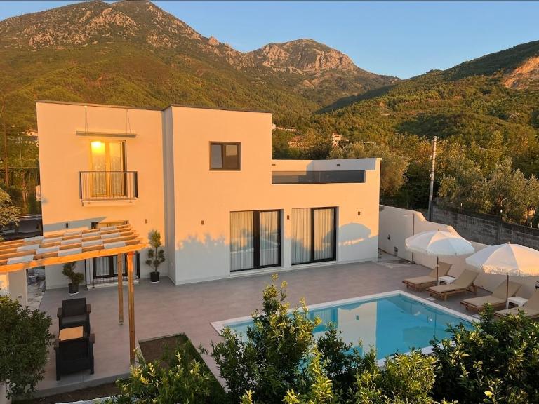 Poolside Bliss - Escape & Relax - Chambres d'hôtes Kallmeti i Madh