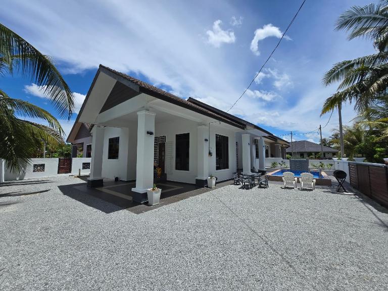 Senjaloka Homestay SWIMMING POOL - Chambres d'hôtes Bachok