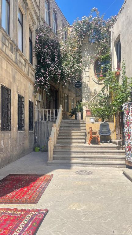 Cozy Old City Apartment - Bed and Breakfast Bakoe