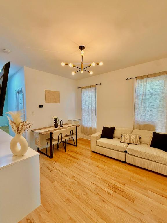 Spacious 3BR Apartment - 12min Newark Airport -Near NYC & Malls - B&B Newark