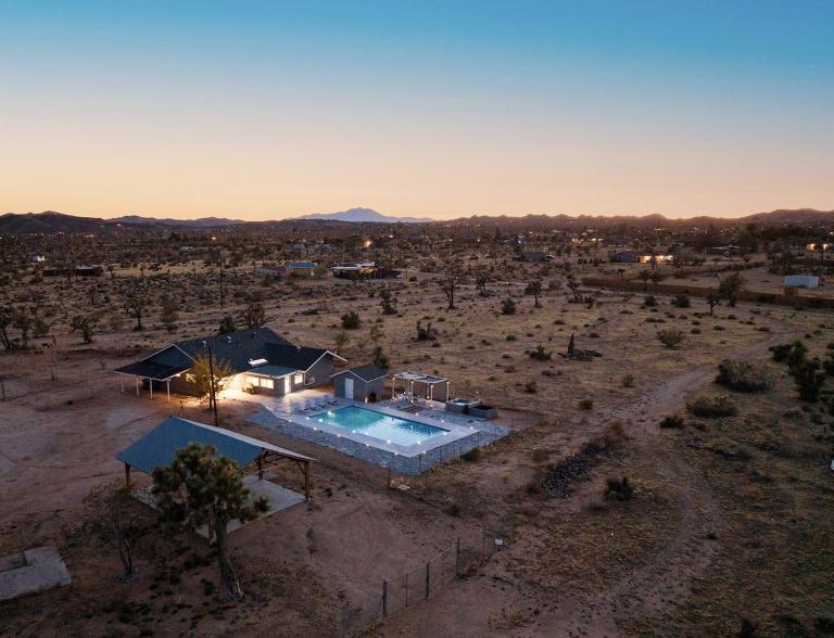 Starlight Mesa - Pool, Spa, Sauna, 5 Acres, 5 Bedrooms, Sleeps 15 - B&B Yucca Valley