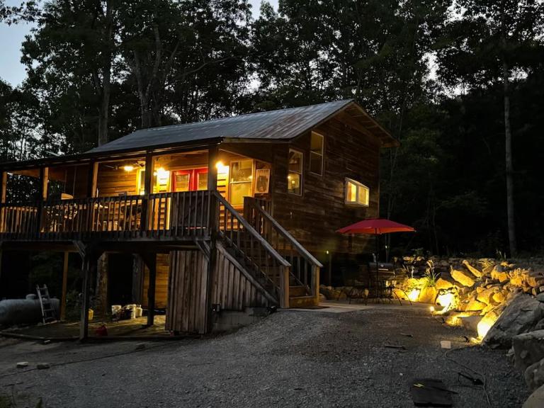 Boulderwoods Cabin - Bed and Breakfast Speedwell