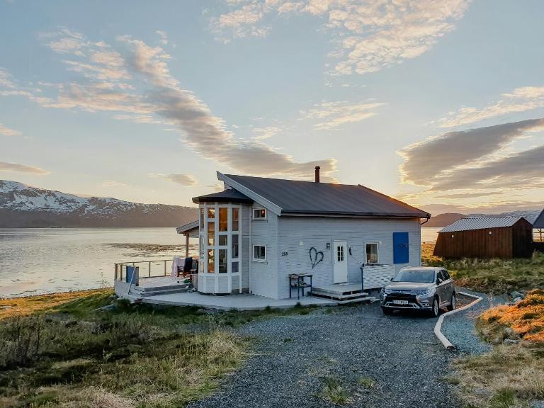 Seaside Cabin Near Beach - B&B Hansnes