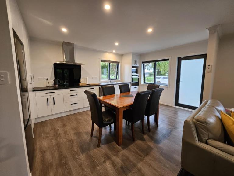 Evolve Pioneer - Modern Three Bedroom Two Bathroom Home - B&B Palmerston North