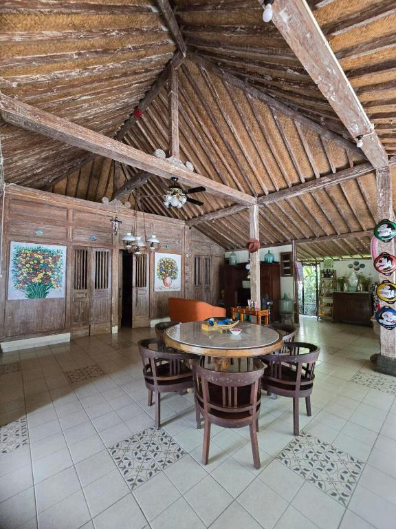 Eyang Residence Limasan Kebon Dalem - Chambres d'hôtes Potrojayan