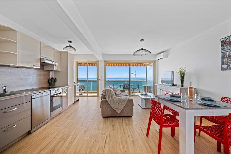 Le Berkeley, Appartement rénové 1 chambre, front de mer, parking, AC - B&B Menton
