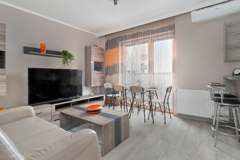 Air-conditioned Apartment in Poznań with Parking by Noclegi Renters - Bed and Breakfast Poznań