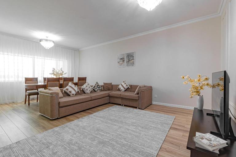 Современная 3-комнатная квартира с шикарным видом и свежим ремонтом - B&B Astana