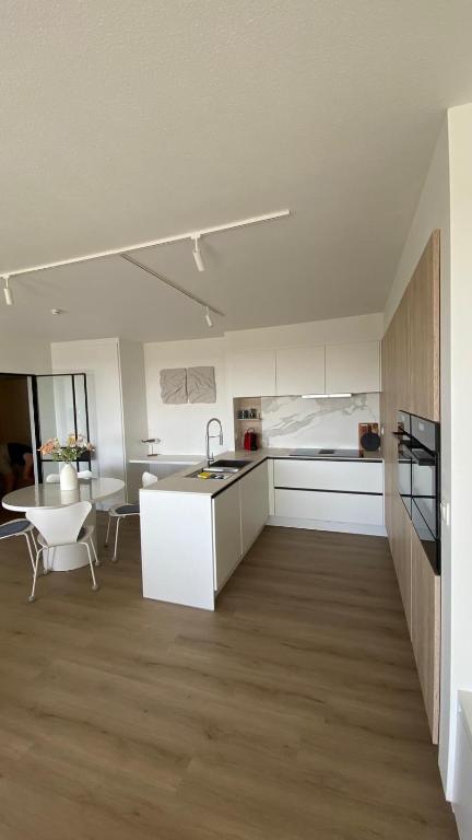 Topligging in Nieuwpoort Bad Stijlvol appartement met open uitzicht, zuidterras & gratis privégarage - B&B Nieuwpoort
