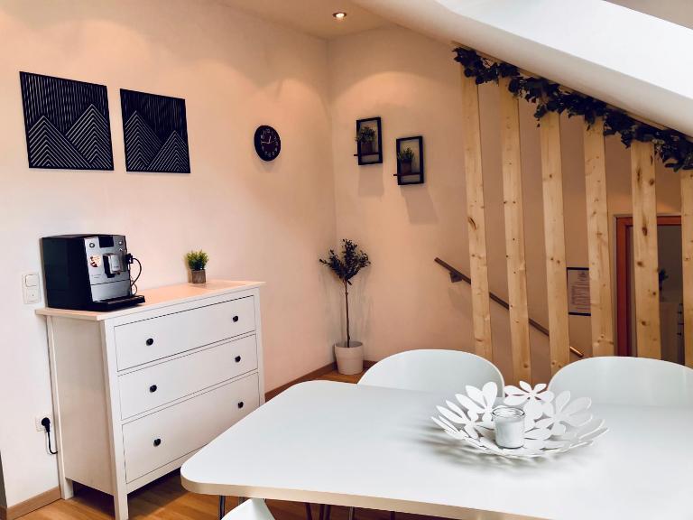 Moderne Dachgeschosswohnung an der Donau - Chambres d'hôtes Mariaposching