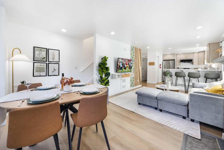 Modern 2BR Gem Near UW & Lake Trails & Garage - B&B Seattle