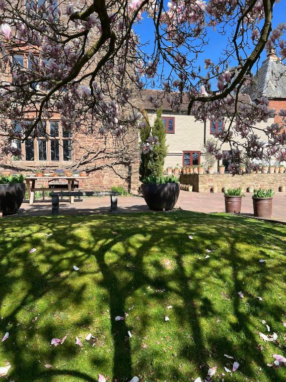 Pet Friendly Manor House Hop Kiln - B&B Ledbury