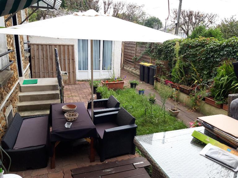 Appartement individuel 20m carrée dans charmante maison de ville à la française - B&B Gagny