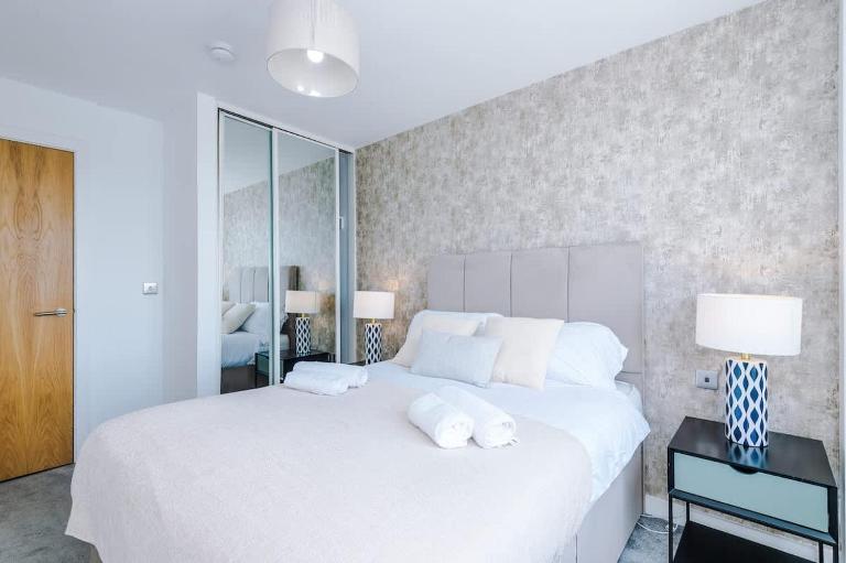 2BR Chic and Stylish in Salford, WiFi, Kitchen, Parking with City view - B&B Manchester