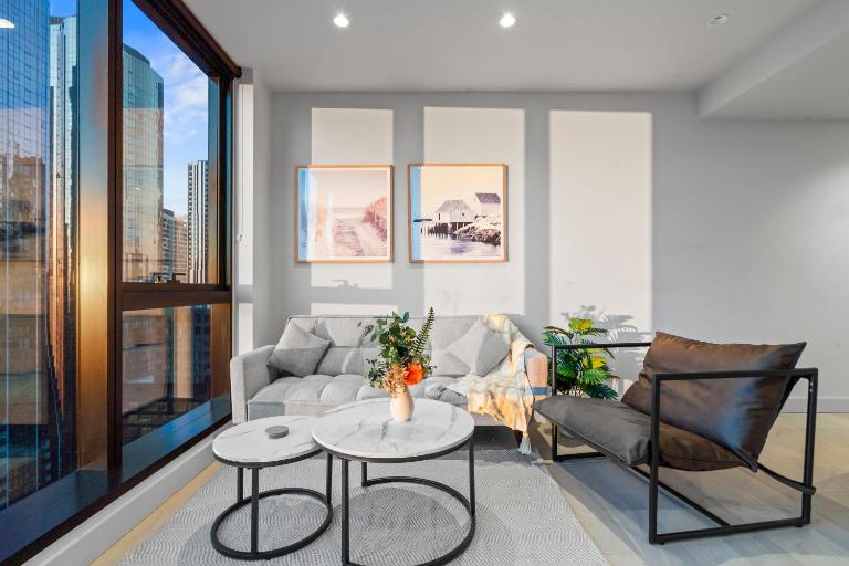 Luxury 3 Bedroom Apartment Melbourne CBD 37th Floor Skyline Views, Heated Pool, Gym, Sauna - B&B Melbourne