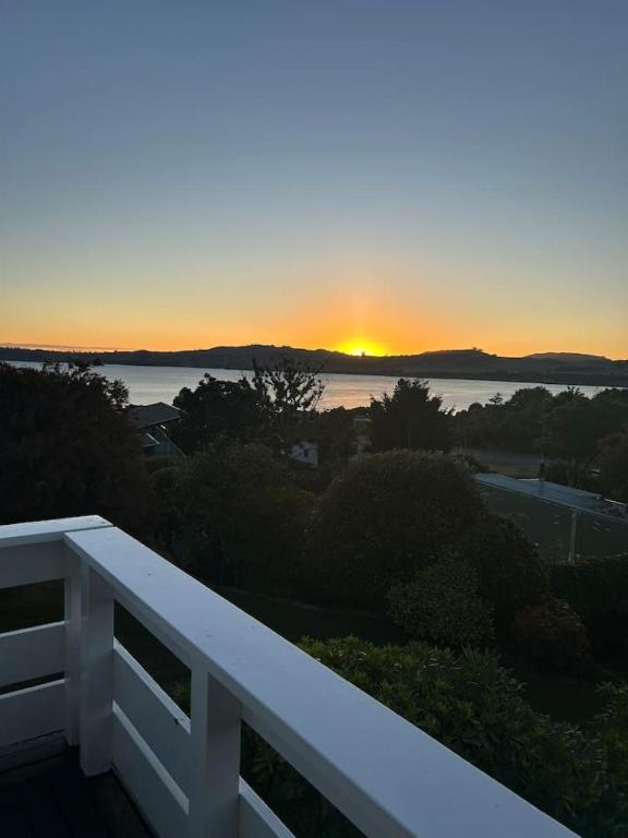 Modern Townhouse, Stunning Views - Chambres d'hôtes Taupo