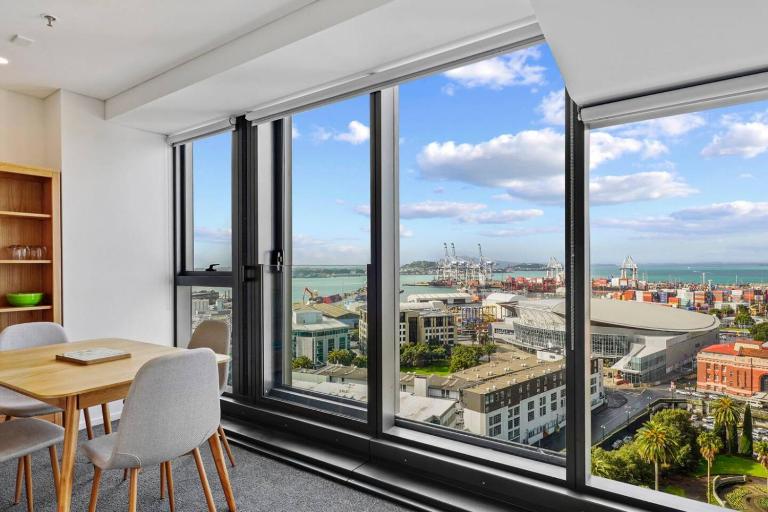 Modern Haven w Sea and City Views nr Spark Arena - B&B Auckland