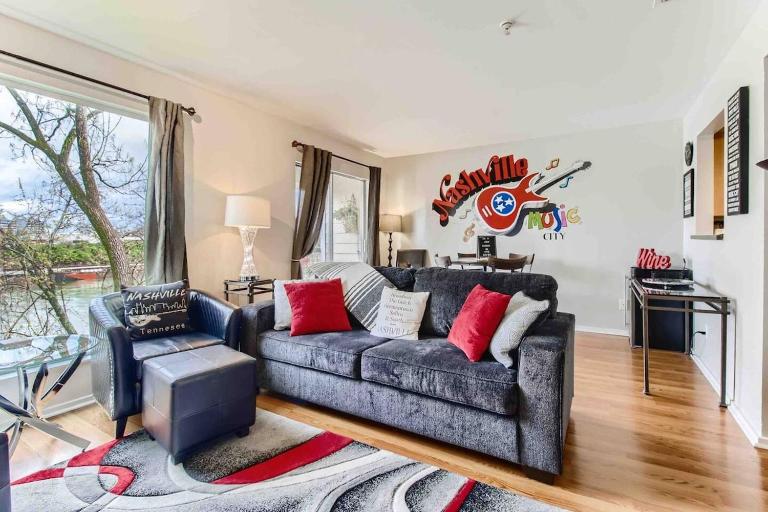 Uncork and Unwind FREE Parking POOL Walk to Broadway! - B&B Nashville