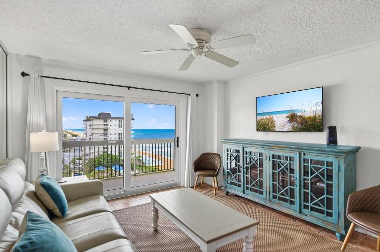 Oceanfront spectacular views with direct beach and pool access! - B&B Ormond Beach