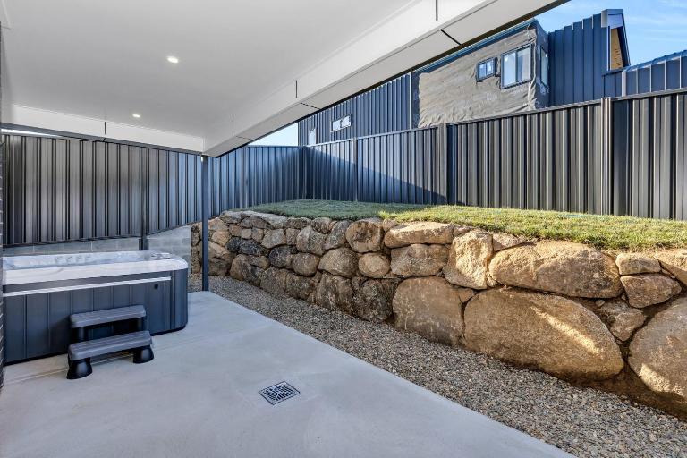 The Base at Abbott. Unwind with Private Spa -14 Abbott Street - B&B Jindabyne