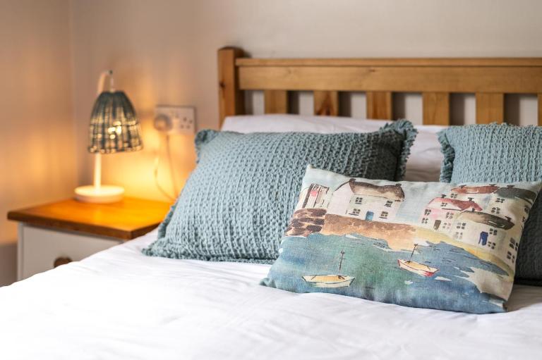 Poppy Cottage - river view, dog friendly - B&B Whitby