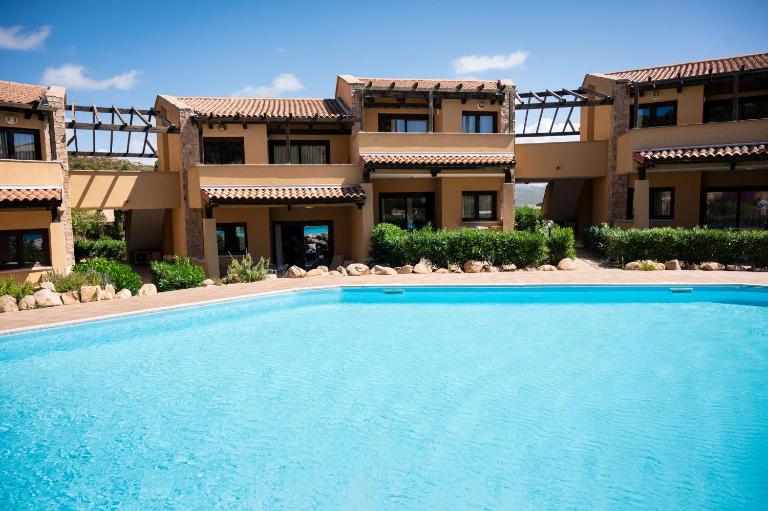 Domu Bonora - Relax among Red Rocks and Pool - B&B Costa Paradiso