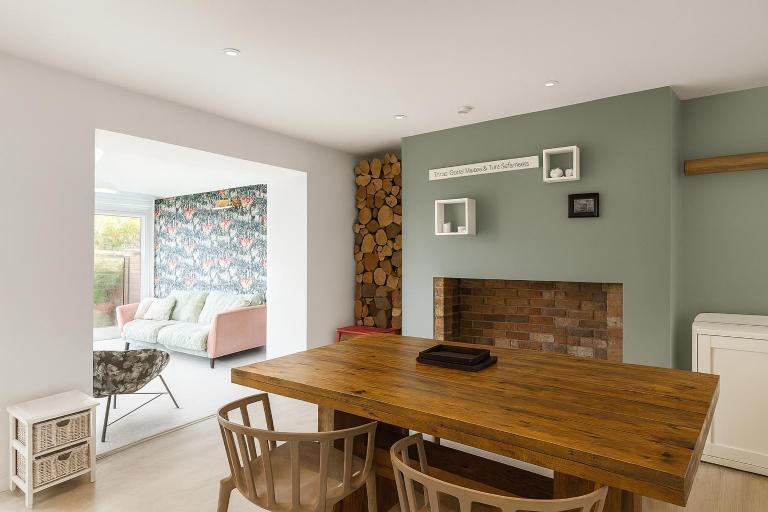 The PINK House , FREE Parking , 3 Bedrooms , Garden , close to M4 and countryside! - Bed and Breakfast Rogerstone