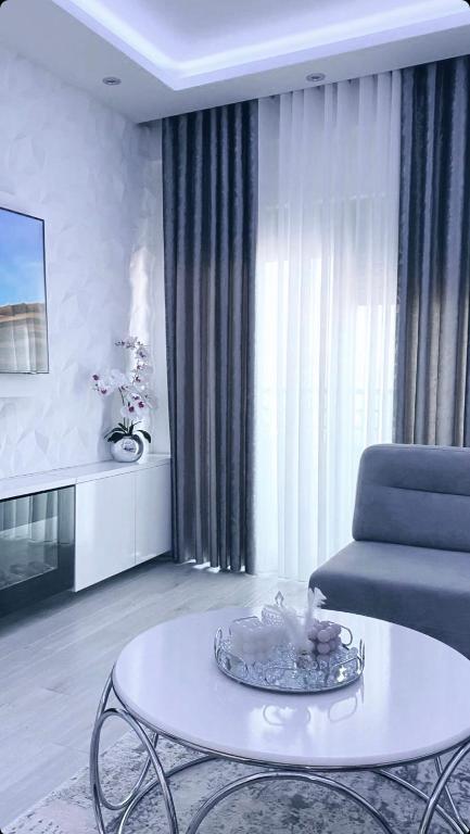 Bright Seaside Apartment, 100m from the Beach with Sea Views - B&B Vlore