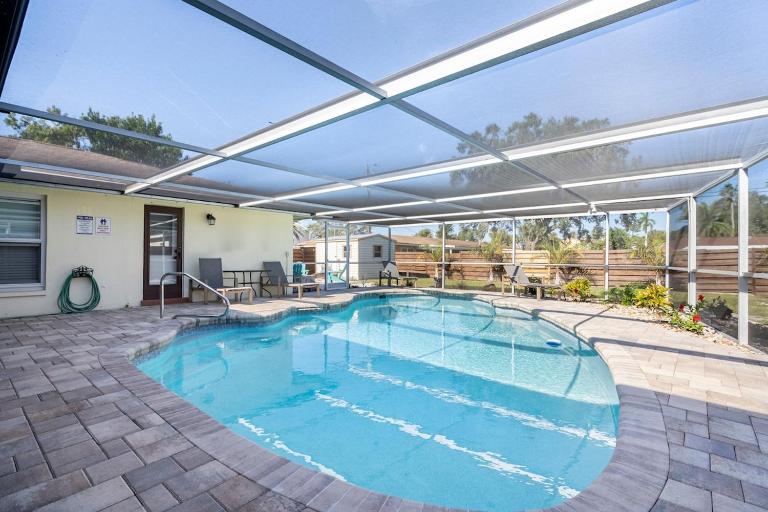 Pet-Friendly Retreat with Pool, Game Room & Fire Pit - Ferienwohnung Sarasota