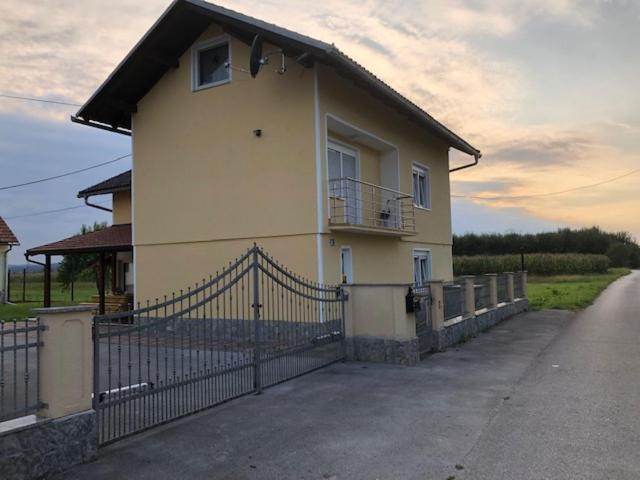 Luxurious holiday home DOMiCILJ with pool, fitness room & play area - Chambres d'hôtes Trg