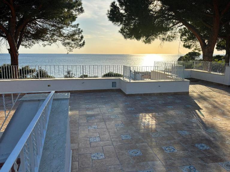 Modern Sea View Villa- Private Garden&Beach Access - B&B Scalea