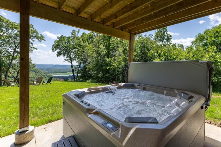 Diamond in the Bluff - HOT TUB - Sleeps 6 - B&B De Soto