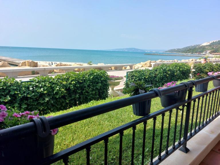 Apartment Caricia complex Carpe Diem Balchik - sea view , free parking & swimming pool - B&B Balchik