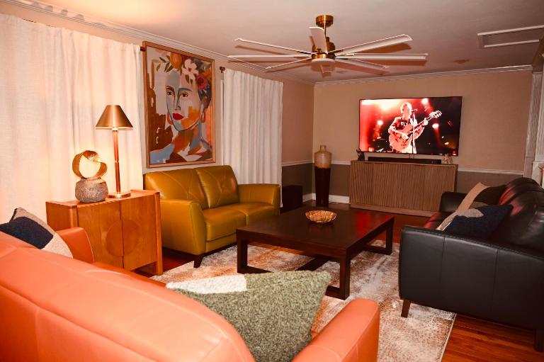 Welcome to your cozy cornered house! - B&B Decatur