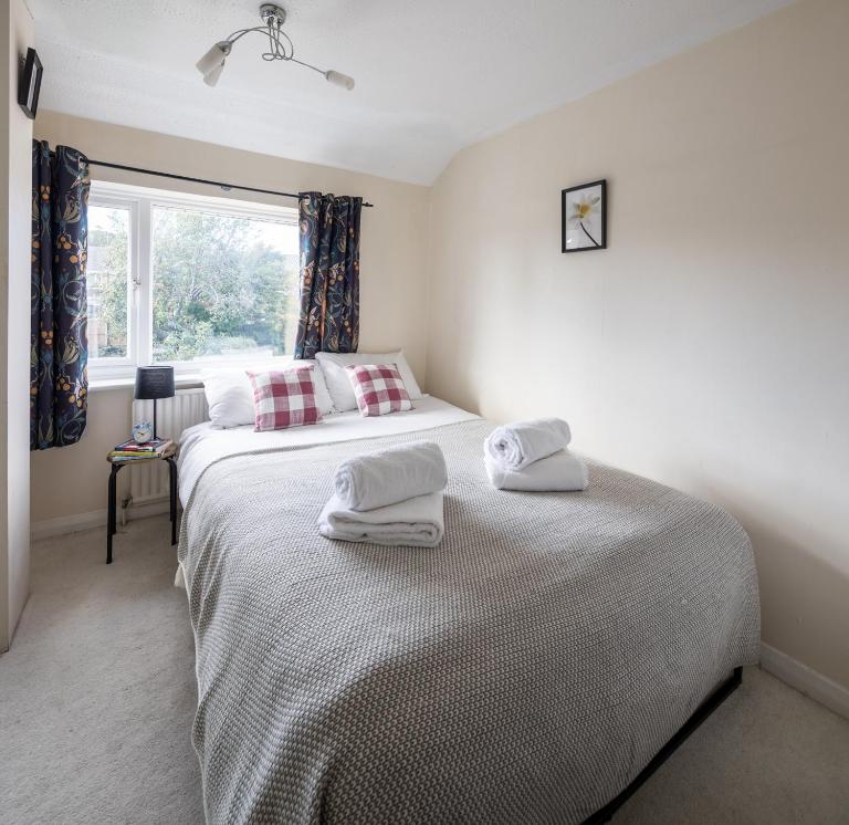 NEW Contractor & Groups-3Bedrooms-Parking-By Fab Accommodation - Chambres d'hôtes Bristol