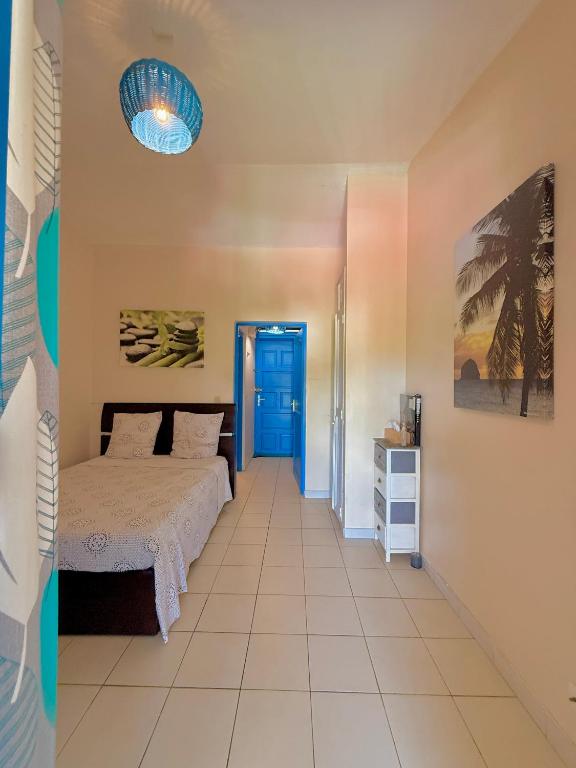 coquet studio équipé à 25 mètre de la plage - B&B Le Diamant