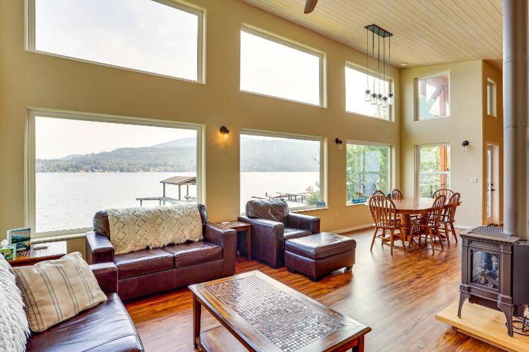 Lake Whatcom House w/ Private Hot Tub + Dock - B&B Bellingham