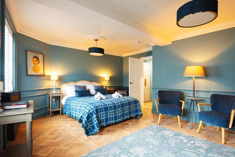 Central Whitchurch - Lowcross House Guest Bedroom 1 - Bed and Breakfast Whitchurch