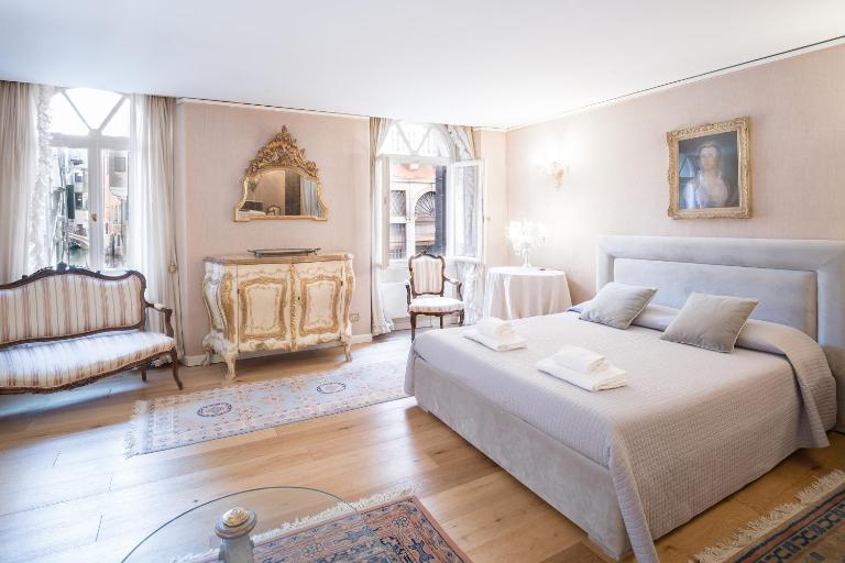 Rigoletto Canal view San Marco Square - B&B Venecia