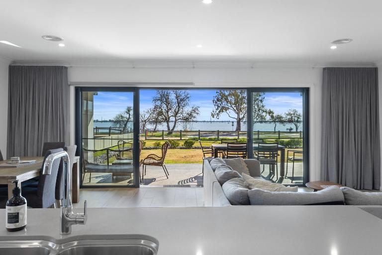 No 1 Marine Cove - Lake Views - B&B Yarrawonga