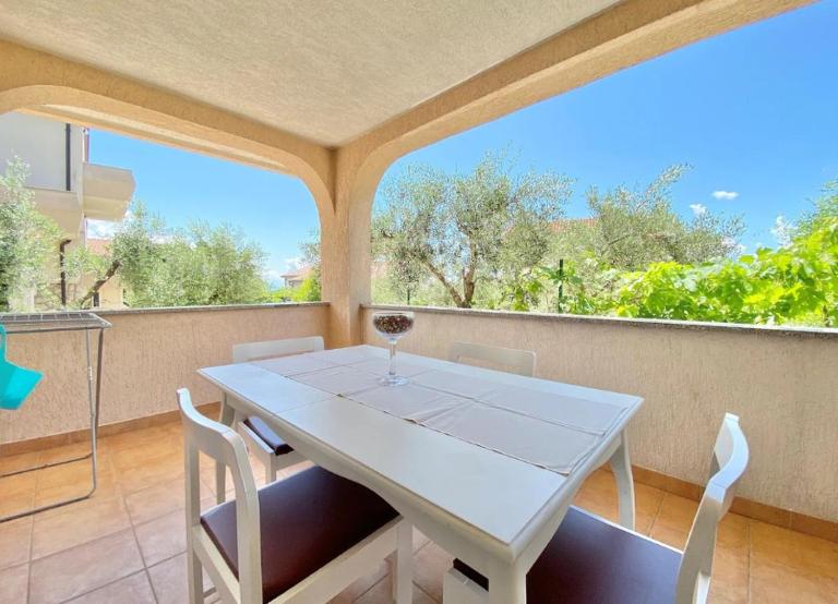 Apartment Lilly with outdoor Trampoline and Grill - Ferienwohnung Krk
