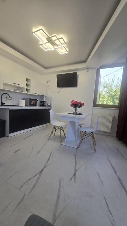 Cozy 2-Bedroom Apartment with Private Balcony- SELF CHECK-IN - B&B Bucharest