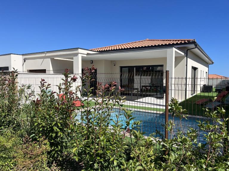 Villa neuve Héméra, 10 couchages, piscine & plage - Bed and Breakfast Portiragnes