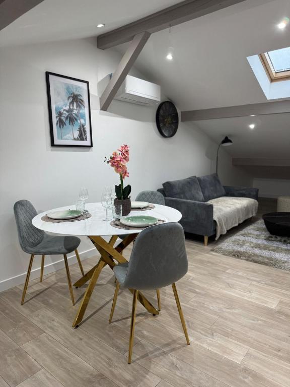 Longchamps 1 - Magnifique appartement, 1 chambre sous les toits, clim - Bed and Breakfast Aix-les-Bains