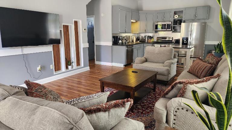 King Bed, Pool, Grill, Wi-Fi, Free Parking & Washer Dryer - B&B Douglasville
