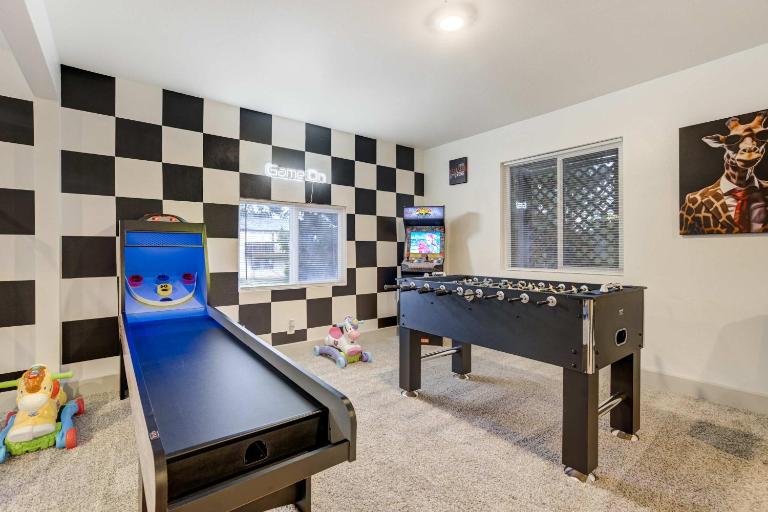 Champion Court Family Escape w Epic Game Room - B&B Colorado Springs