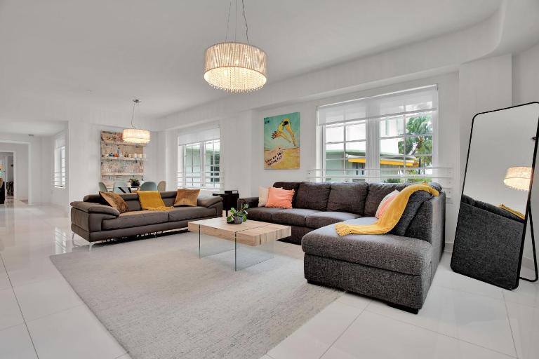2BR Art Deco Retreat Steps Away from the Beach - B&B Miami Beach