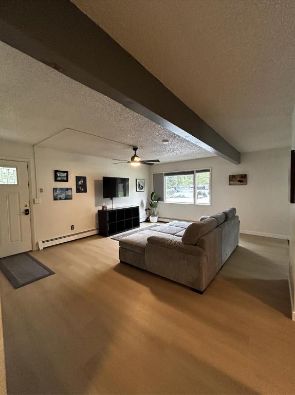 Bright Beautiful 2 Bedroom Suite - B&B Anchorage